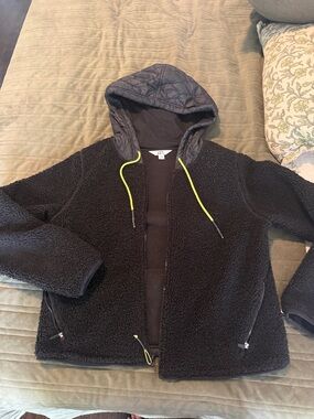 JoyLab Black Top with Logo Neck Tag